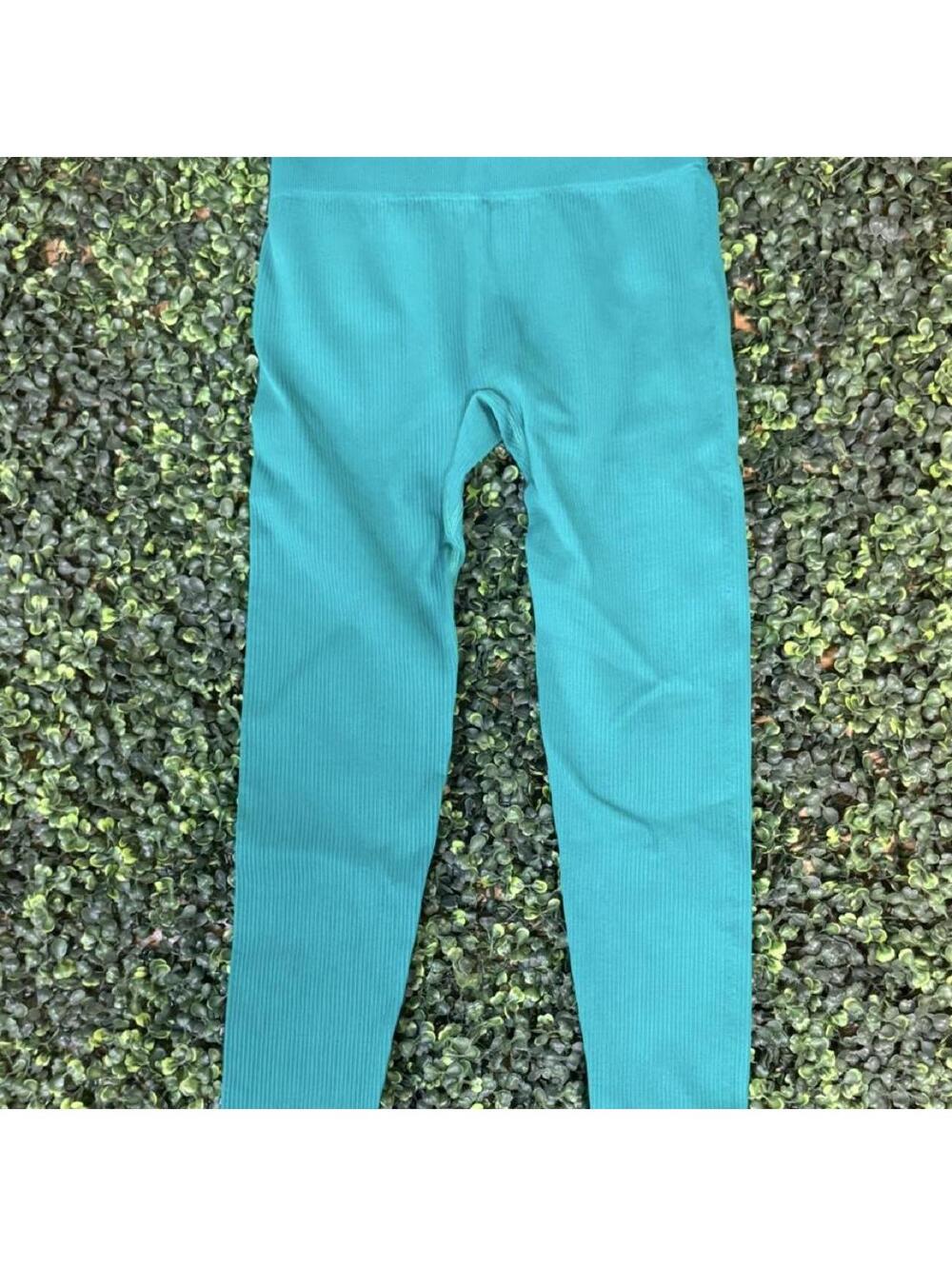 Gorgeous OQQ ribbed seamless leggings in a vibrant green color 💚 size small